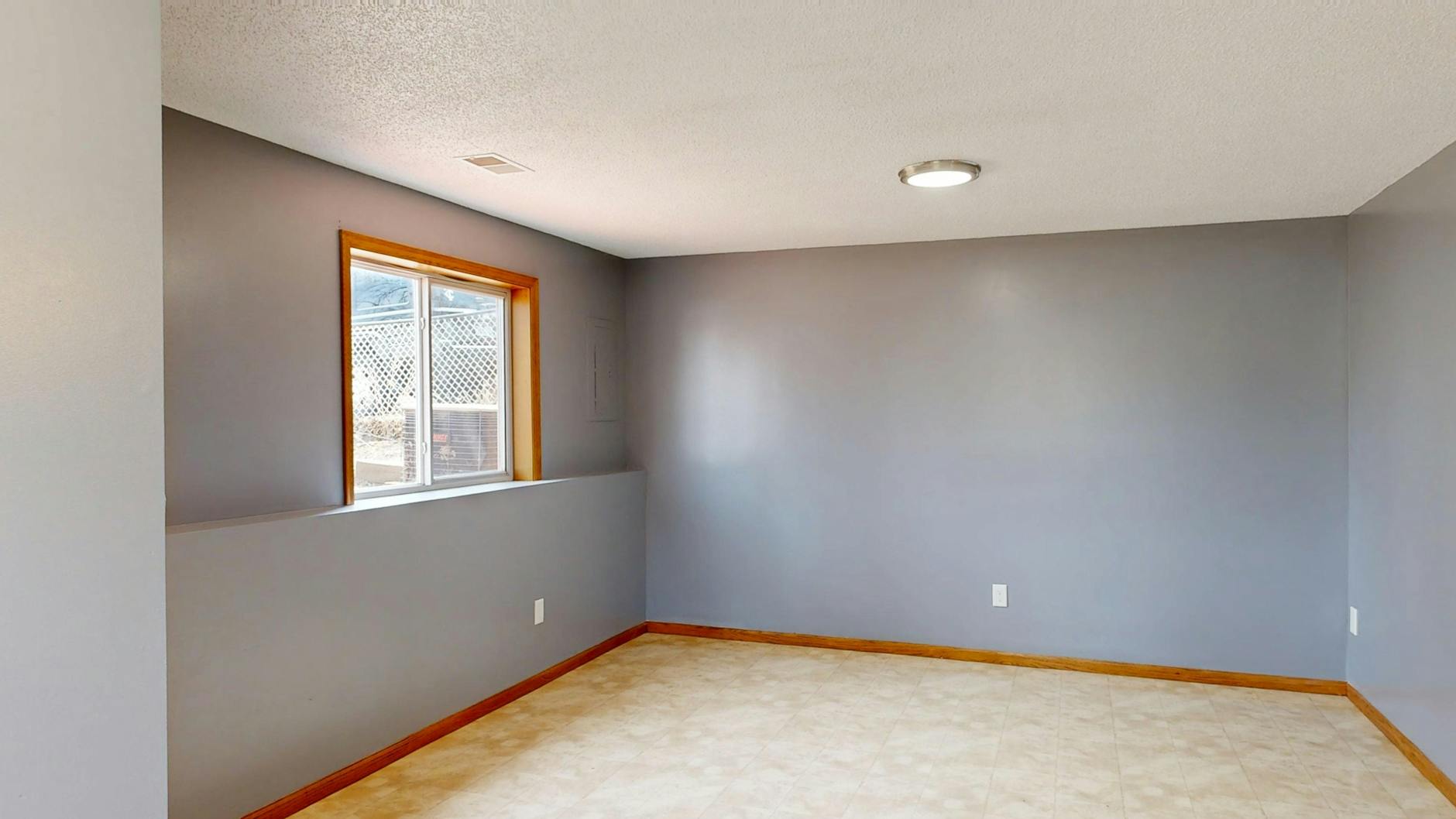 Minimalistisches Wohnzimmer — Grau-Weiß